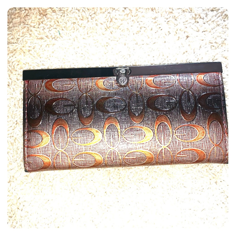 MINI BAIGE AND BROWN GUESS CLUTCH